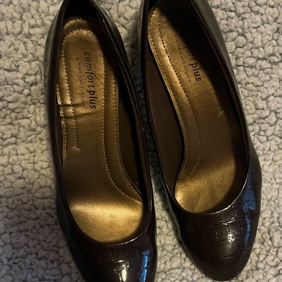 Size 8, comfort plus by predictions, brown alligator pattern heels - Picture 3 of 4
